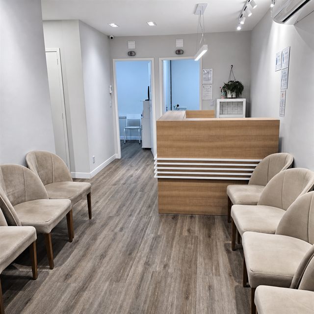 Recepção e sala de espera da RadioImagem, com balcão de atendimento e cadeiras para pacientes